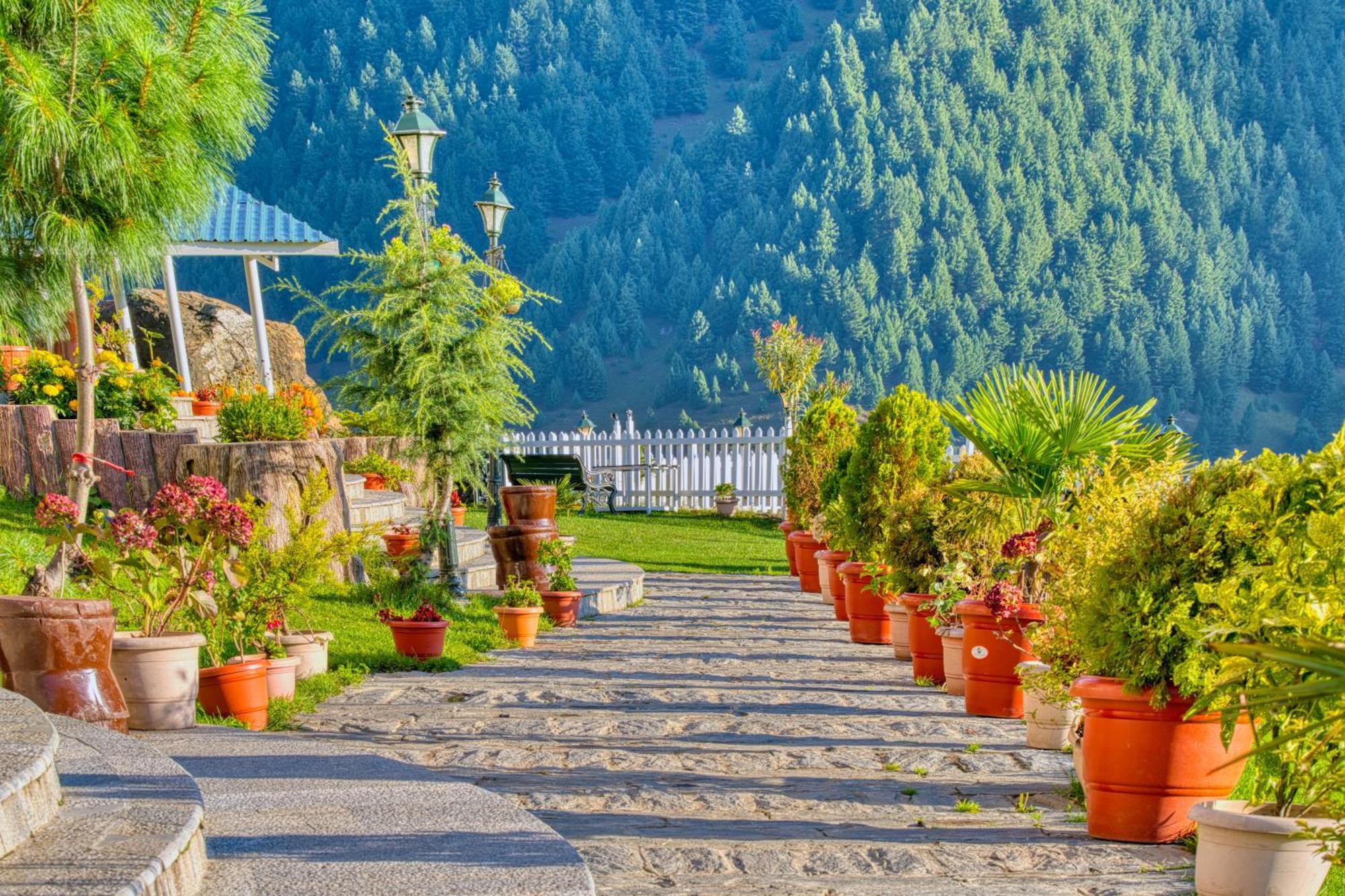 Golden Meadows Hotels & Resorts Sonāmarg Esterno foto
