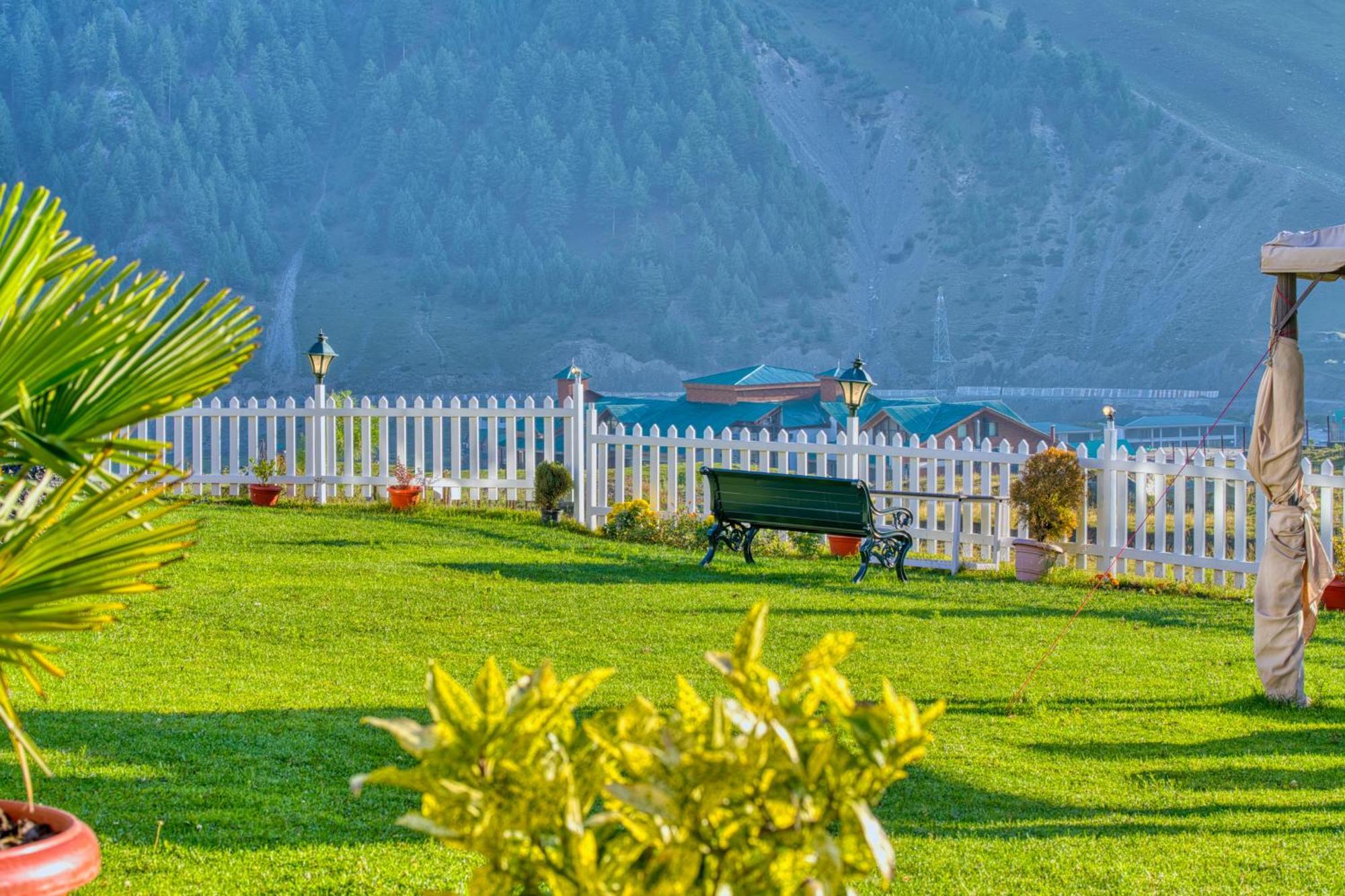 Golden Meadows Hotels & Resorts Sonāmarg Esterno foto