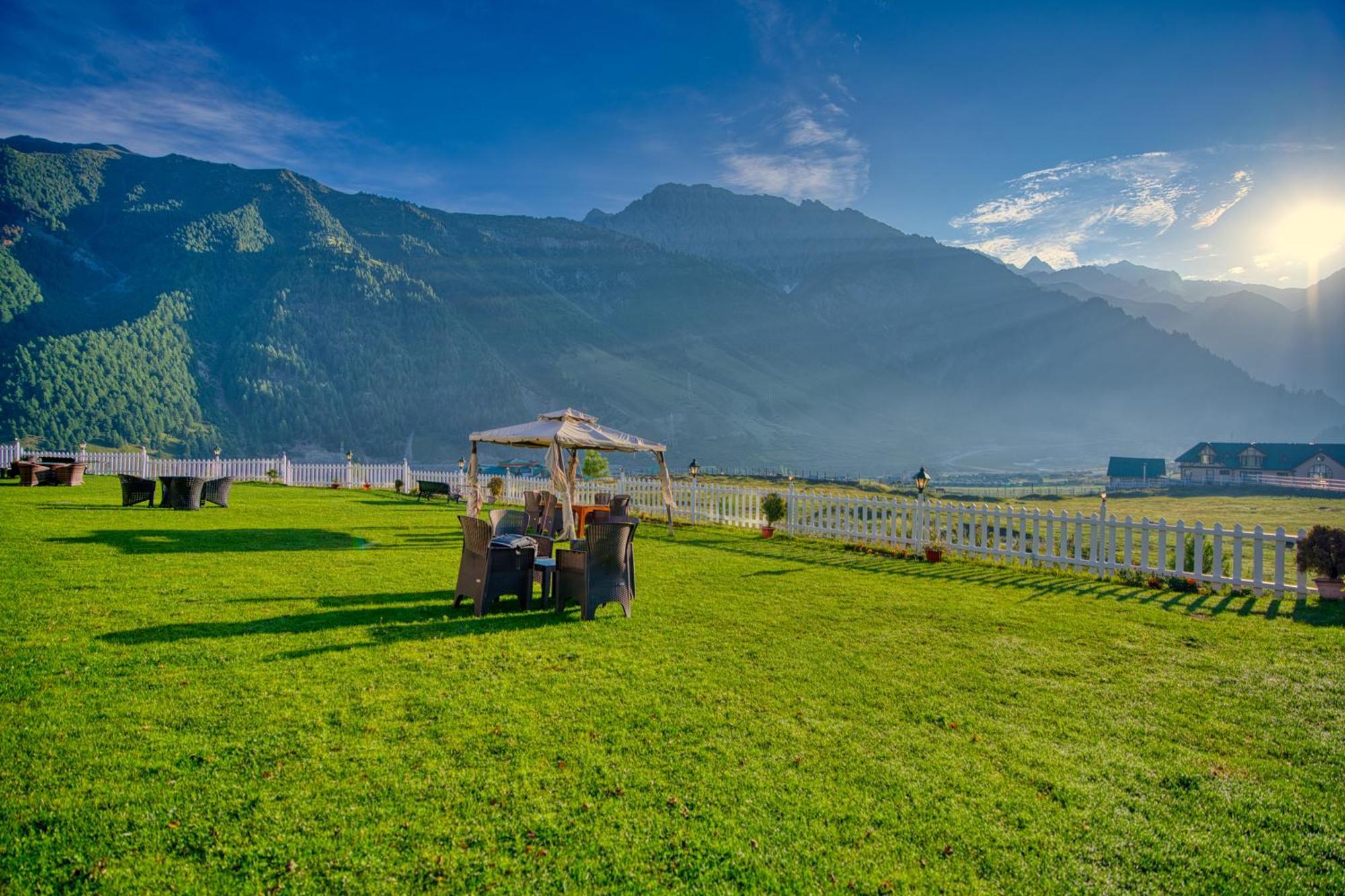 Golden Meadows Hotels & Resorts Sonāmarg Esterno foto