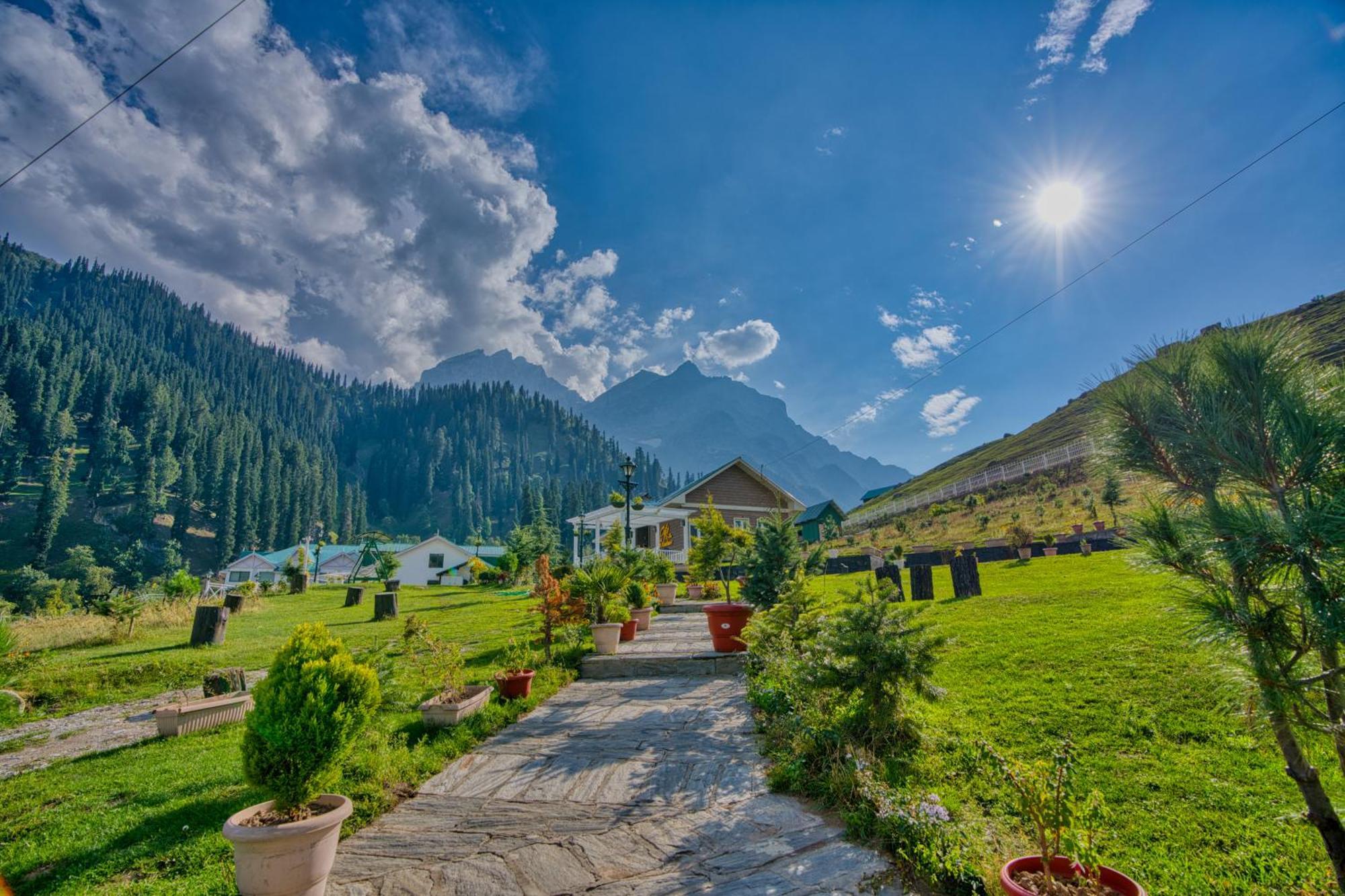 Golden Meadows Hotels & Resorts Sonāmarg Esterno foto