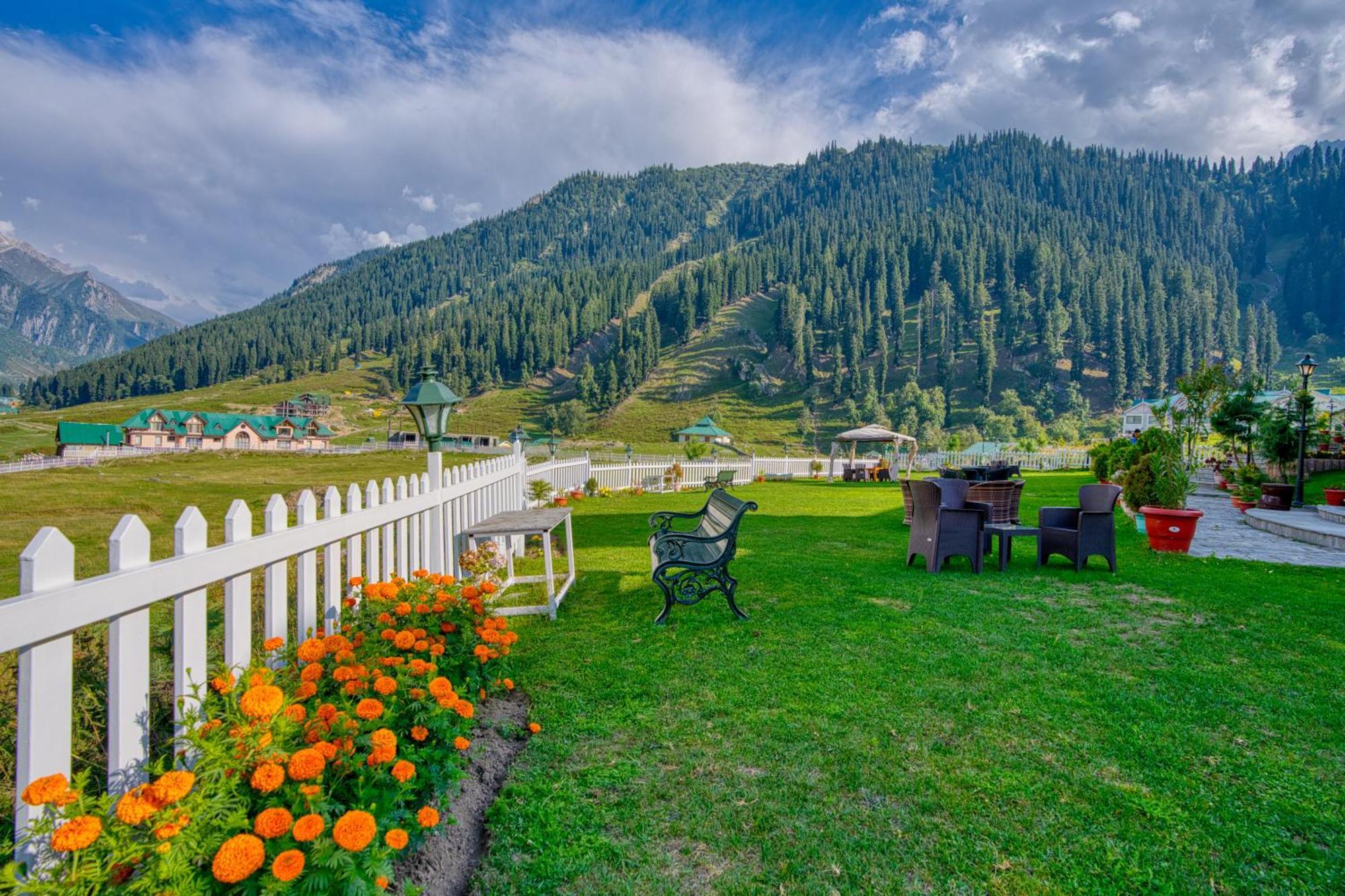 Golden Meadows Hotels & Resorts Sonāmarg Esterno foto