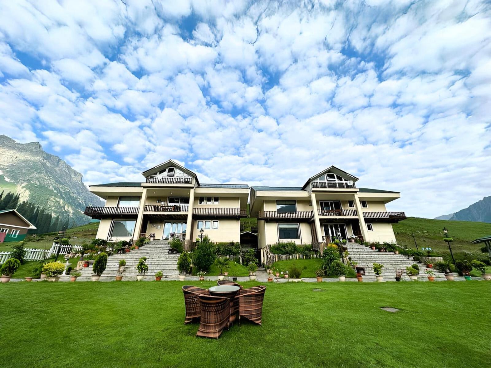 Golden Meadows Hotels & Resorts Sonāmarg Esterno foto