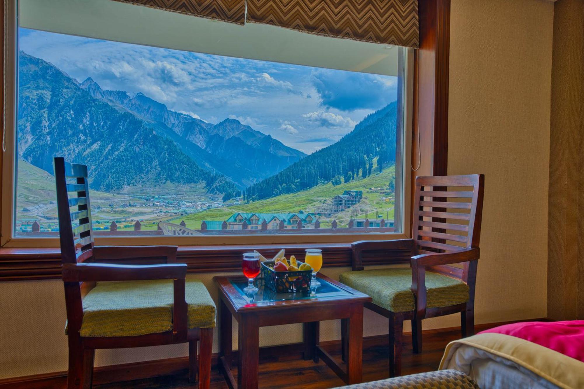 Golden Meadows Hotels & Resorts Sonāmarg Esterno foto
